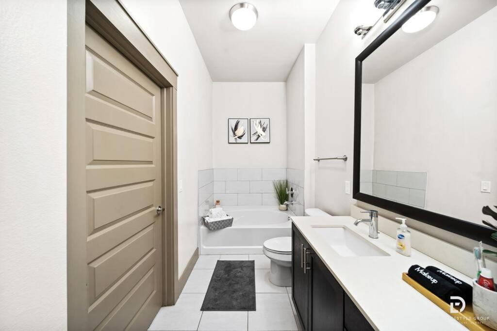 Downtown Houston Deluxe King Suite With Spa Amenities, Pool And Free Parking Exteriér fotografie